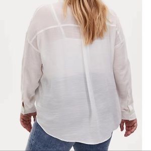 White drop shoulder butt in front pocket shirt